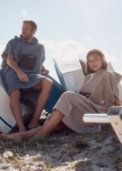 Surf-Poncho MALIA StormyWeather 16 Surf-Poncho MALIA StormyWeather -Noorlys Surfponcho Bio Baumwolle Frottee Beige Strand Beachwear Sommer Kolletion Beige Blau Unisex Couple 38771134 0bfc 40bf 8d81 e4c24e019acf