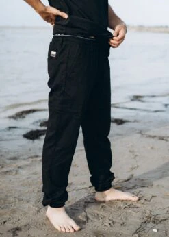 Jogger-Chino MAANDAG Black 10 Jogger-Chino MAANDAG Black -Noorlys bio maenner frauen strand nachhaltig faire sommer mode bio 107