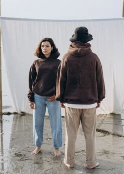 Heavy-Sweat Hoodie PUNDIG SealBrown 25 Heavy-Sweat Hoodie PUNDIG SealBrown -Noorlys bio maenner frauen strand nachhaltig faire sommer mode bio 161