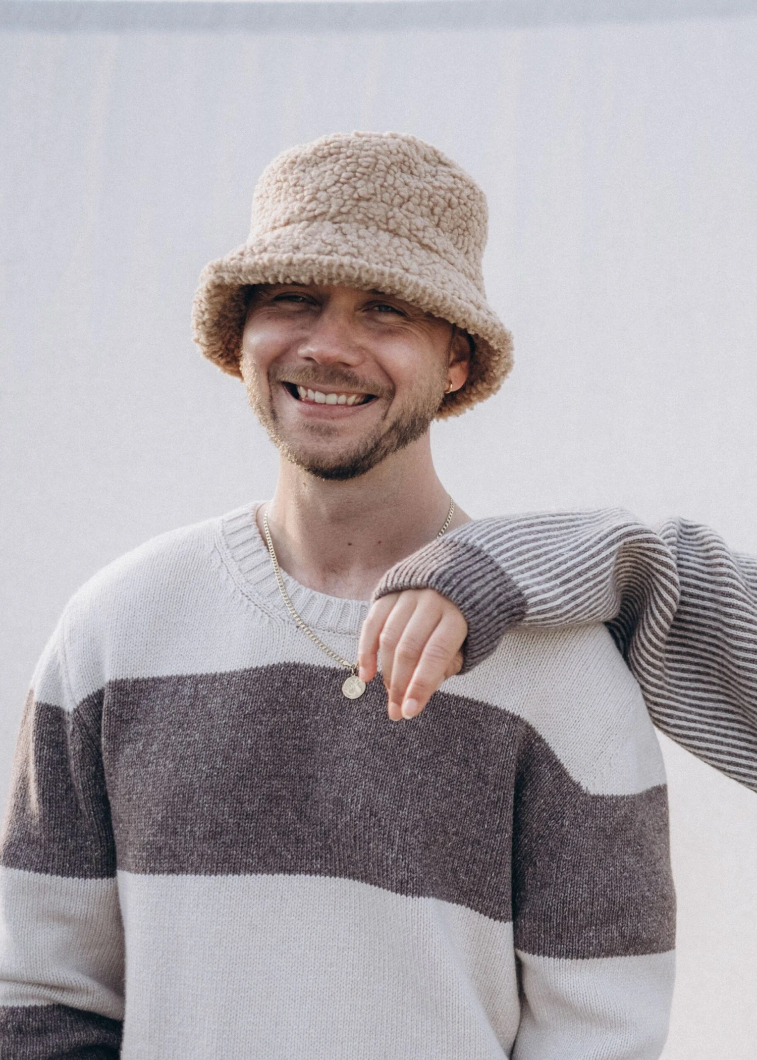 Strickpullover RIFFELT OysterSchokoStriped 2 Strickpullover RIFFELT OysterSchokoStriped – Bild 2