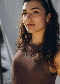 Musselin-Kleid HERMOSA Schokolade 15 Musselin-Kleid HERMOSA Schokolade -Noorlys bio maenner frauen strand nachhaltig faire sommer mode bio 82