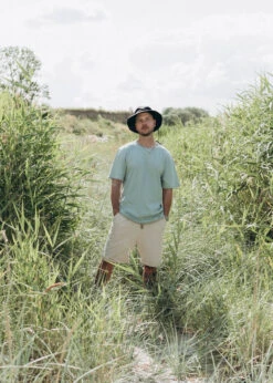 Basic Heavy T-Shirt SWOORIG DesertSage 10 Basic Heavy T-Shirt SWOORIG DesertSage -Noorlys bio sommer maenner frauen strand nachhaltig faire mode bio summer 7