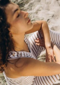 Top SKARA BrownStriped 12 Top SKARA BrownStriped -Noorlys bio sommer maenner frauen strand nachhaltig faire mode bio summer 70