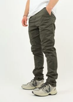 Chinohose ACHTERN OliveNight 8 Chinohose ACHTERN OliveNight -Noorlys chino olive nachhaltig fair produziert warm kuschlig winter schoen