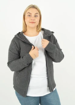 Strickjacke JULIE Anthracite 24 Strickjacke JULIE Anthracite -Noorlys cold curvy grosse groessen winter nachhaltig fair produziert warm kuschlig boxershorts winter schoen 13