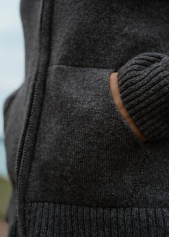 Strickjacke JULIE Anthracite 25 Strickjacke JULIE Anthracite -Noorlys cold curvy grosse groessen winter nachhaltig fair produziert warm kuschlig boxershorts winter schoen 22