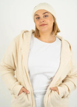 Wollmütze LUAN Wollweiß 11 Wollmütze LUAN Wollweiß -Noorlys cold curvy grosse groessen winter nachhaltig fair produziert warm kuschlig boxershorts winter schoen 24