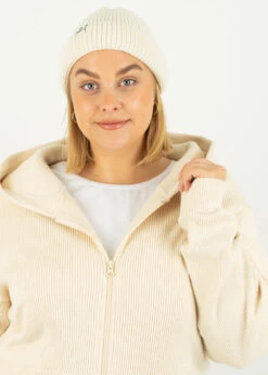 Wollmütze LUAN Wollweiß 9 Wollmütze LUAN Wollweiß -Noorlys cold curvy grosse groessen winter nachhaltig fair produziert warm kuschlig boxershorts winter schoen 26 eee0de1b 3562 4c50 aa8e 952b680a6b9e