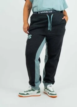Jogginghose SUNDAG Anthracite/SilverBlue 19 Jogginghose SUNDAG Anthracite/SilverBlue -Noorlys frauen curvy bio baumwolle fair produziert nachhaltig kollektion curvy women nachhaltig 143