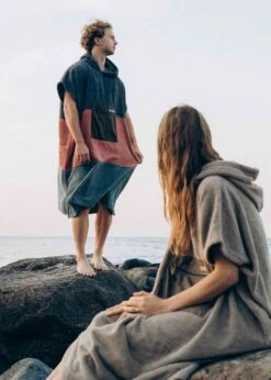 Surf-Poncho TREE Anthracite/Rose/Stormy -Noorlys gemuetlich bio baumwolle hoodie nachhaltig fair produziert mode neu 559