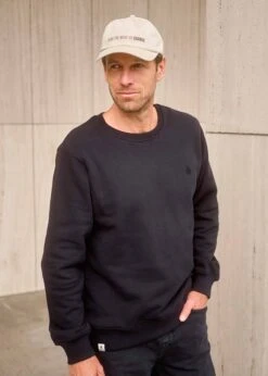 Basic-Sweater MOODIG Black 12 Basic-Sweater MOODIG Black -Noorlys gemuetlich bio baumwolle hoodie nachhaltig fair produziert mode strick sommer cool 45