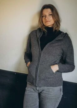 Strickjacke JULIE Anthracite 20 Strickjacke JULIE Anthracite -Noorlys herren damen winter nachhaltig fair produziert warm kuschlig boxershorts winter cool schoen 219