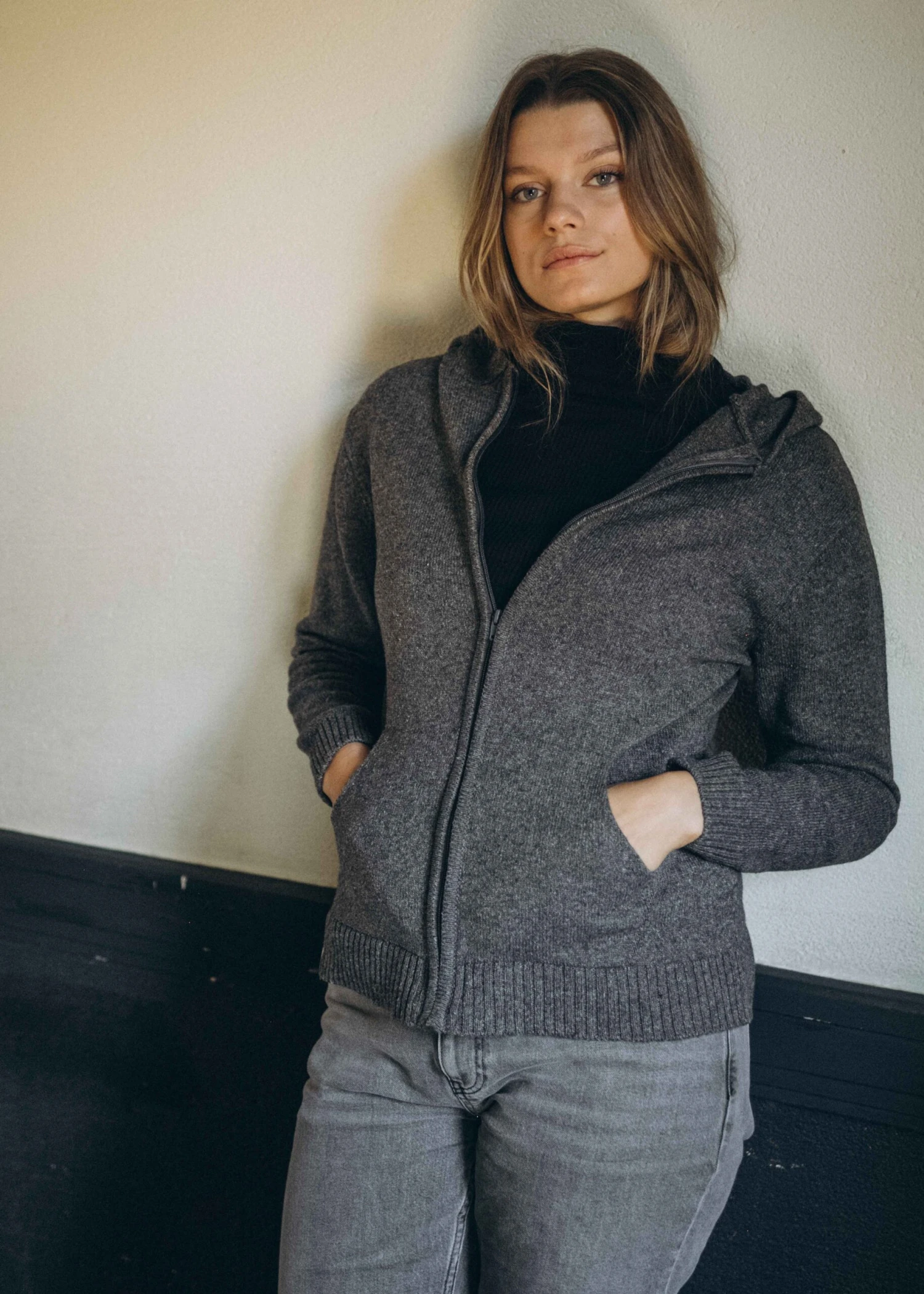 Strickjacke JULIE Anthracite 6 Strickjacke JULIE Anthracite – Bild 6