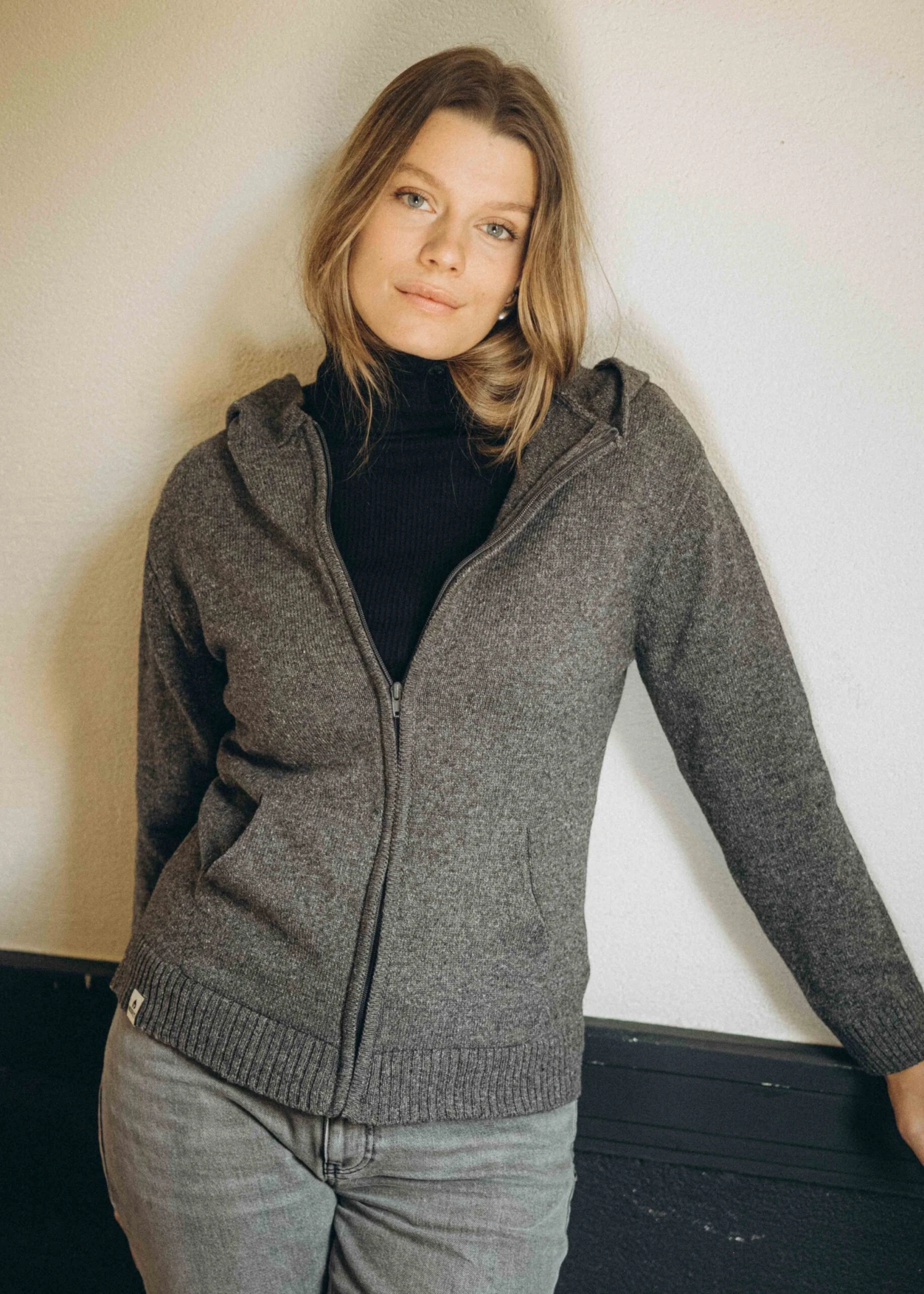 Strickjacke JULIE Anthracite 8 Strickjacke JULIE Anthracite – Bild 8