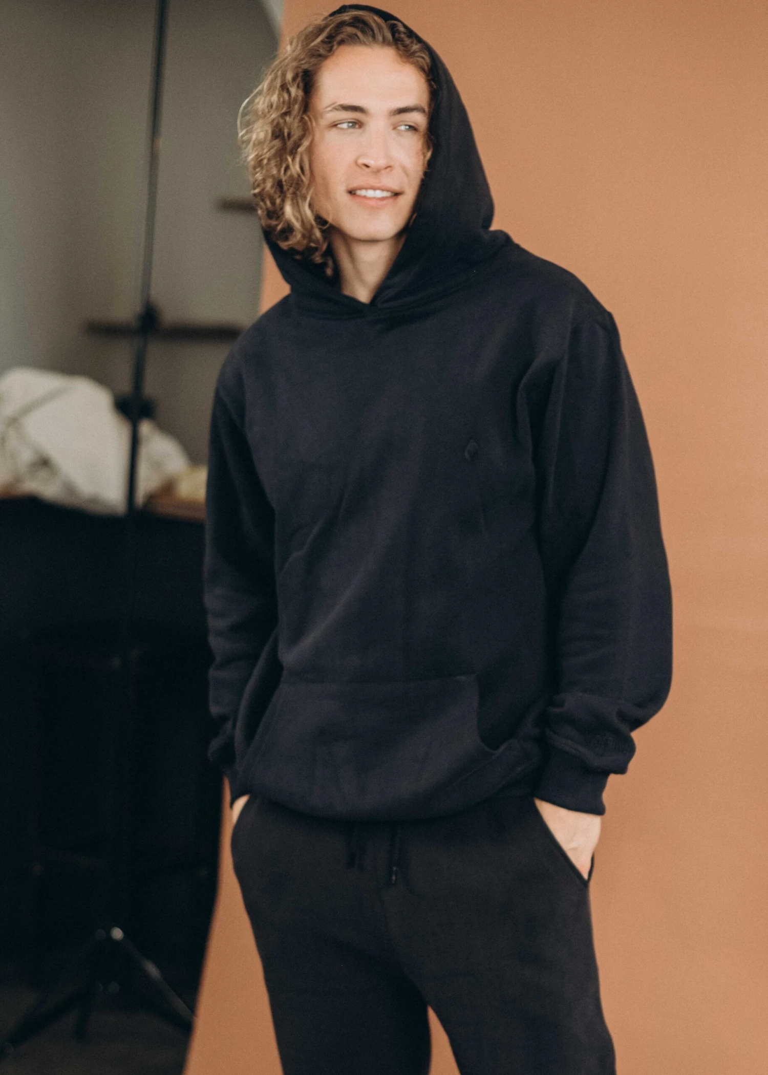 Basic-Hoodie MIKA Black 8 Basic-Hoodie MIKA Black – Bild 8