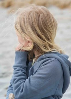 GOTS-Sweatjacke BUUG StormyWeather 15 GOTS-Sweatjacke BUUG StormyWeather -Noorlys kinder bekleidung zipjacke fair produziert noorlys hautfreundlich blau gots