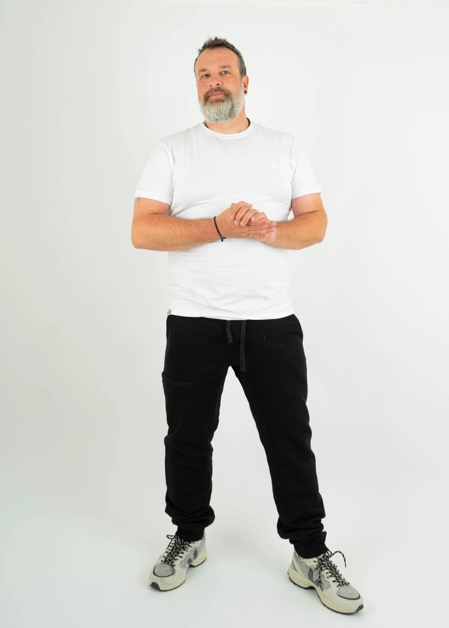 Bündel T-Shirt JOHANN & Jogginghose STIEFBUCK 1 Bündel T-Shirt JOHANN & Jogginghose STIEFBUCK