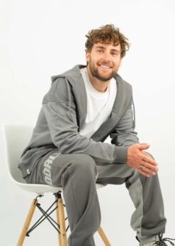 Jogginghose SUNDAG SmokedPearl/UltimateGrey 16 Jogginghose SUNDAG SmokedPearl/UltimateGrey -Noorlys maenner buendel nachhaltig fair produziert warm kuschlig muetze winter cool 75