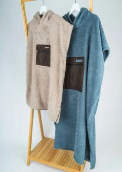 Kinder-Surf-Poncho MALIA SimplyTaupe 22 Kinder-Surf-Poncho MALIA SimplyTaupe -Noorlys malia stills studio 13