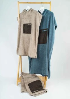 Kinder-Surf-Poncho MALIA StormyWeather 22 Kinder-Surf-Poncho MALIA StormyWeather -Noorlys malia stills studio 21 e9b44f5b 95ac 4142 b551 d6bceedbf312