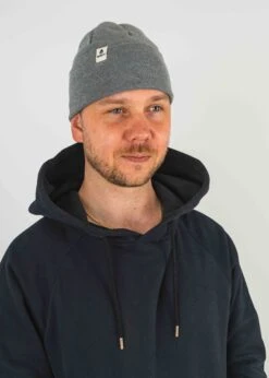 Baumwollmütze FRITZI Ash 7 Baumwollmütze FRITZI Ash -Noorlys muetze hoodie socken jogger fair produziert mann bio nachhaltig men sommer hose mode fashion noorlys baumwolle black