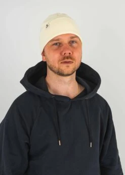 Baumwollmütze FRITZI Wollweiß 15 Baumwollmütze FRITZI Wollweiß -Noorlys muetze hoodie socks jogger fair produziert mann bio nachhaltig men sommer hose mode fashion noorlys baumwolle