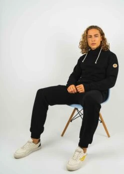 Jogginghose STIEFBUCK Black 25 Jogginghose STIEFBUCK Black -Noorlys nachhaltig bio baumwolle fair produziert men unisex women kuschlig warm weich gemuetlich bundle black 2 8e15a735 7bd7 45e1 850b 140b228a4d52