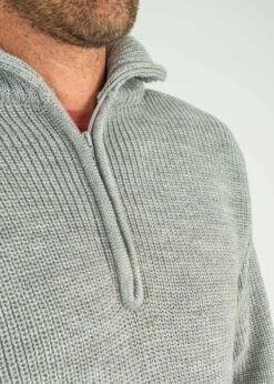 Schwerer Woll-Troyer OSKAR Ash 21 Schwerer Woll-Troyer OSKAR Ash -Noorlys nachhaltig bio muetze baumwolle jogger fair produziert hoodie men women noorlys shooting 114