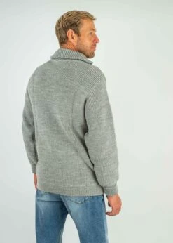 Schwerer Woll-Troyer OSKAR Ash 17 Schwerer Woll-Troyer OSKAR Ash -Noorlys nachhaltig bio muetze baumwolle jogger fair produziert hoodie men women noorlys shooting 116