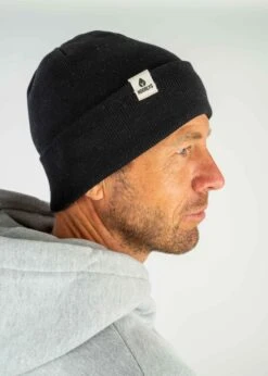 Baumwollmütze FRITZI Schwarz 9 Baumwollmütze FRITZI Schwarz -Noorlys nachhaltig bio muetze baumwolle jogger fair produziert hoodie men women noorlys shooting 21