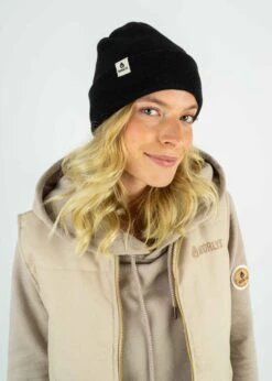 Baumwollmütze FRITZI Schwarz 8 Baumwollmütze FRITZI Schwarz -Noorlys nachhaltig bio muetze baumwolle jogger fair produziert hoodie men women noorlys shooting 249