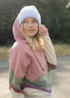 Hoodie BEEVERN OldRose 19 Hoodie BEEVERN OldRose -Noorlys nachhaltig bio muetze baumwolle jogger fair produziert hoodie men women noorlys shooting 65