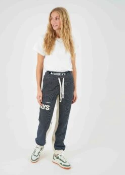 T-Shirt SCHIER White 20 T-Shirt SCHIER White -Noorlys nachhaltig boi fair produziert kuschleig bundle mann frau laessig 57 f9783d06 eb99 4ab4 af46 5ebdc0577239