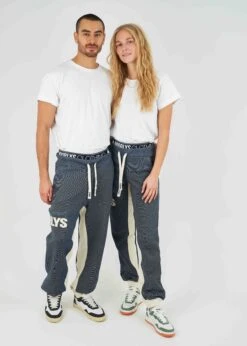 Bündel T-Shirt JOHANN & Jogginghose SUNDAG 6 Bündel T-Shirt JOHANN & Jogginghose SUNDAG -Noorlys nachhaltig boi fair produziert kuschleig bundle mann frau laessig 59 76a6a3ed 5940 46ab a304 c33189b0f0b2