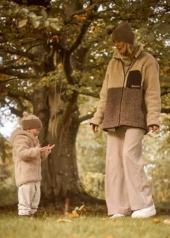 Woll-Jacke BÄRLI Natur -Noorlys nachhaltig boi fair produziert kuschleig kids mann frau laessig 2