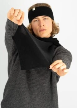 Baumwollschal MAARE Black 7 Baumwollschal MAARE Black -Noorlys nachhaltig buende menl fair produziert warm kuschlig muetze winter frauen 81 c8d747af 5dc6 4d79 8b8a 441d43535ac4