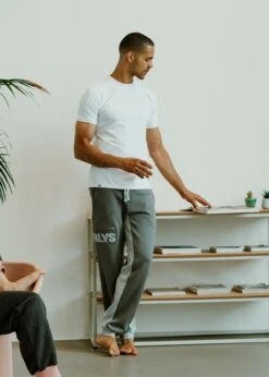 Jogginghose SUNDAG SmokedPearl/UltimateGrey 12 Jogginghose SUNDAG SmokedPearl/UltimateGrey -Noorlys nachhaltig fair produziert kollektion winter cool warm shoen laessig 12