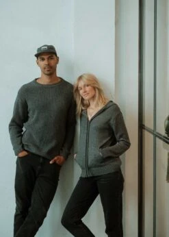 Strickjacke JULIE Anthracite 18 Strickjacke JULIE Anthracite -Noorlys nachhaltig fair produziert kollektion winter cool warm shoen laessig 130