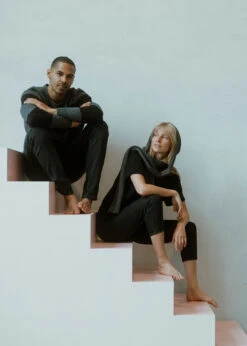 Strickpullover RIFFELT AnthraciteBlackStriped 15 Strickpullover RIFFELT AnthraciteBlackStriped -Noorlys nachhaltig fair produziert kollektion winter cool warm shoen laessig 18