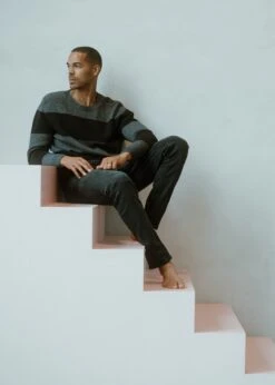 Strickpullover RIFFELT AnthraciteBlackStriped 11 Strickpullover RIFFELT AnthraciteBlackStriped -Noorlys nachhaltig fair produziert kollektion winter cool warm shoen laessig 19