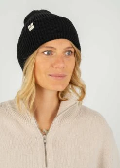 Wollmütze KARLI Black -Noorlys nachhaltig fair produziert warm kuschlig muetze handschuhe beanie 21