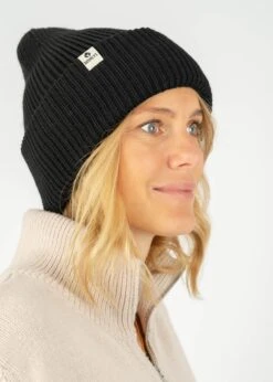 Wollmütze KARLI Black -Noorlys nachhaltig fair produziert warm kuschlig muetze handschuhe beanie 22