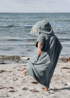 Kinder-Surf-Poncho MALIA StormyWeather 20 Kinder-Surf-Poncho MALIA StormyWeather -Noorlys poncho beige hoodie kids nachhaltig noorlys 2