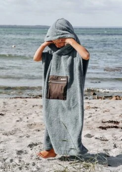 Kinder-Surf-Poncho MALIA StormyWeather 19 Kinder-Surf-Poncho MALIA StormyWeather -Noorlys poncho beige hoodie kids nachhaltig noorlys 4