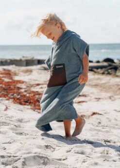 Kinder-Surf-Poncho MALIA StormyWeather 16 Kinder-Surf-Poncho MALIA StormyWeather -Noorlys poncho beige hoodie kids nachhaltig noorlys 5