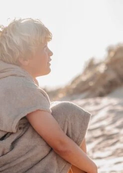 Kinder-Surf-Poncho MALIA SimplyTaupe 18 Kinder-Surf-Poncho MALIA SimplyTaupe -Noorlys poncho handtuch beige hoodie kids nachhaltig noorlys 20