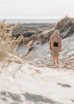 Kinder-Surf-Poncho MALIA SimplyTaupe 15 Kinder-Surf-Poncho MALIA SimplyTaupe -Noorlys poncho handtuch beige hoodie kids nachhaltig noorlys 22