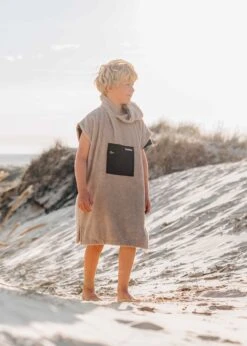 Kinder-Surf-Poncho MALIA SimplyTaupe 19 Kinder-Surf-Poncho MALIA SimplyTaupe -Noorlys poncho handtuch beige hoodie kids nachhaltig noorlys 24
