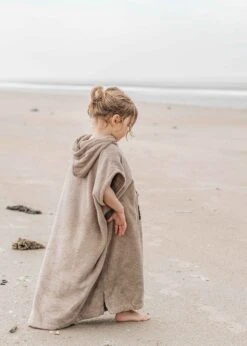 Kinder-Surf-Poncho MALIA SimplyTaupe 16 Kinder-Surf-Poncho MALIA SimplyTaupe -Noorlys poncho handtuch beige hoodie kids nachhaltig noorlys 5