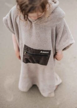 Kinder-Surf-Poncho MALIA SimplyTaupe 17 Kinder-Surf-Poncho MALIA SimplyTaupe -Noorlys poncho handtuch beige hoodie kids nachhaltig noorlys 7